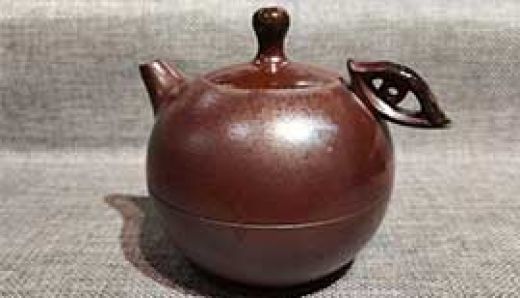 坭興陶在其發展過程中，如何逐步地成長成為現在茶文化的代表和象征的呢